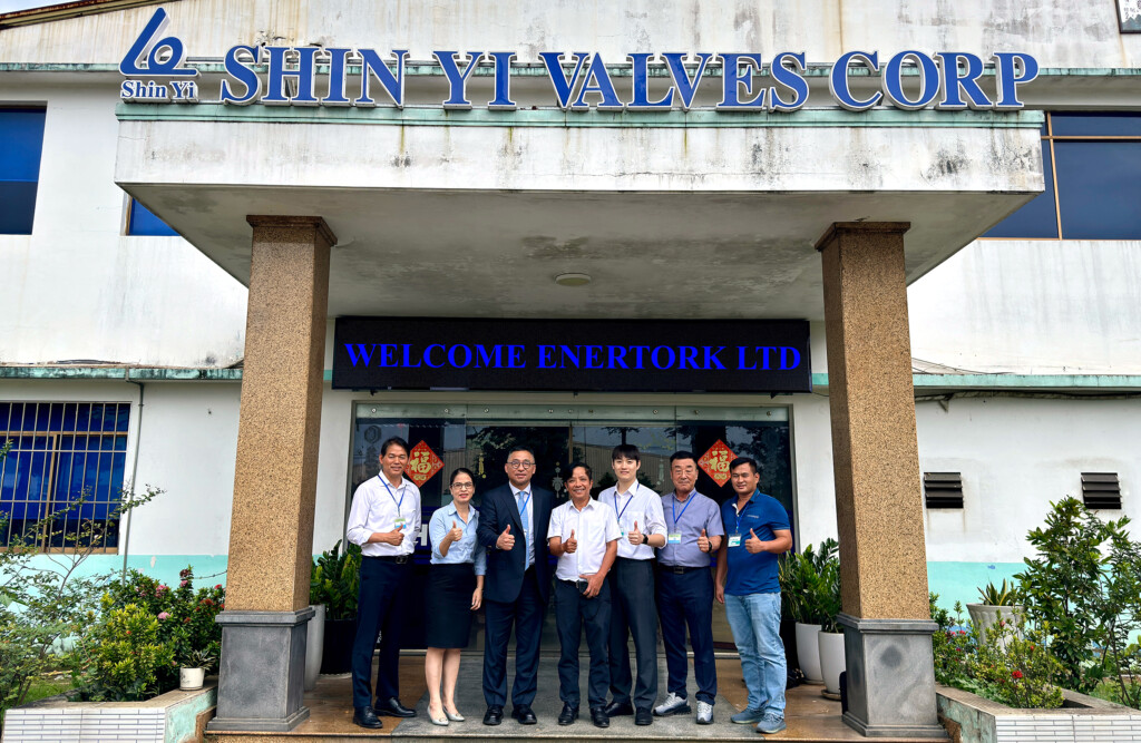 Chụp hình lưu niệm giữa BLD Van Shin Yi và ENERTORK